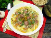 Фото приготовления рецепта: Суп с перловкой, мясными фрикадельками и солёными огурцами - шаг №20