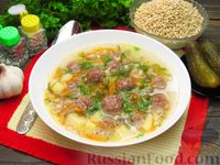 Фото к рецепту: Суп с перловкой, мясными фрикадельками и солёными огурцами