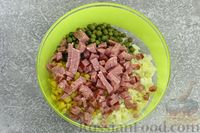 Фото приготовления рецепта: Салат с колбасой, консервированным зелёным горошком, кукурузой и яйцами - шаг №5