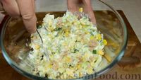 Фото приготовления рецепта: Салат с тунцом, огурцами и кукурузой - шаг №5