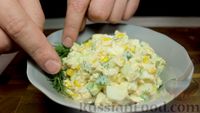 Фото приготовления рецепта: Салат с тунцом, огурцами и кукурузой - шаг №6