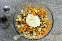 Фото приготовления рецепта: Салат с кукурузой, морковью и сухариками - шаг №9