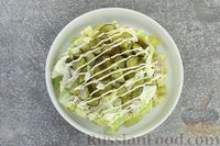 Фото приготовления рецепта: Салат с курицей, картофелем, пекинской капустой и солёными огурцами - шаг №16