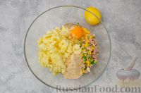 Фото приготовления рецепта: Картофельные котлеты с консервированным тунцом, кукурузой и цедрой - шаг №7