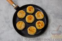 Фото приготовления рецепта: Картофельные котлеты с консервированным тунцом, кукурузой и цедрой - шаг №11
