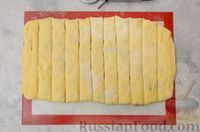 Фото приготовления рецепта: Сладкие хлебные палочки с орехами и корицей - шаг №17