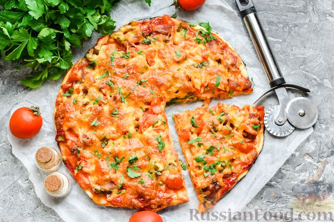 Пицца с солеными огурцами, колбасой и сыром на сковороде
