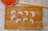 Фото приготовления рецепта: Постные вареники с пекинской капустой и морковью - шаг №14