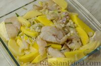 Фото приготовления рецепта: Треска, запечённая с картофелем и розмарином - шаг №9