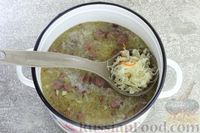 Фото приготовления рецепта: Суп с квашеной капустой, фасолью и охотничьими колбасками - шаг №16