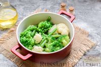 Фото приготовления рецепта: Запеканка из брокколи, цветной капусты и стручковой фасоли, со сметаной и сыром - шаг №8
