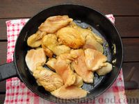 Фото приготовления рецепта: Курица в карамели, с чесноком и соевым соусом - шаг №5