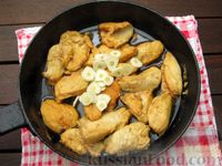 Фото приготовления рецепта: Курица в карамели, с чесноком и соевым соусом - шаг №8