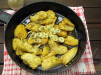 Фото приготовления рецепта: Курица в карамели, с чесноком и соевым соусом - шаг №11