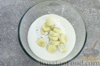 Фото приготовления рецепта: Сметанное желе со сгущёнкой и бананом - шаг №5