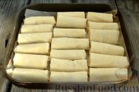 Фото приготовления рецепта: Рулетики из теста фило с фетой и беконом - шаг №8