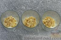 Фото приготовления рецепта: Сливочный десерт с кукурузными хлопьями и вареньем - шаг №5