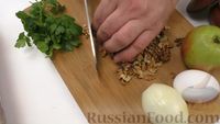 Фото приготовления рецепта: Запечённое мясо с ореховой начинкой - шаг №3