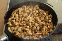 Фото приготовления рецепта: Отбивные из свинины с грибами и сыром, в духовке - шаг №6