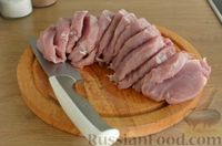 Фото приготовления рецепта: Отбивные из свинины с грибами и сыром, в духовке - шаг №7