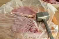 Фото приготовления рецепта: Отбивные из свинины с грибами и сыром, в духовке - шаг №8