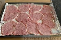 Фото приготовления рецепта: Отбивные из свинины с грибами и сыром, в духовке - шаг №9