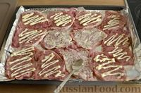 Фото приготовления рецепта: Отбивные из свинины с грибами и сыром, в духовке - шаг №10