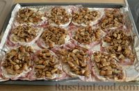 Фото приготовления рецепта: Отбивные из свинины с грибами и сыром, в духовке - шаг №11