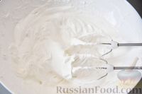 Фото приготовления рецепта: Кокосовые пирожные-безе со сливочным кремом и джемом - шаг №3