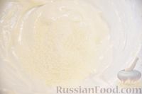 Фото приготовления рецепта: Кокосовые пирожные-безе со сливочным кремом и джемом - шаг №4