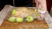 Фото приготовления рецепта: Утка, запечённая с яблоками (в рукаве) - шаг №4