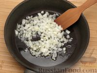 Фото приготовления рецепта: Капуста, тушенная с солёными огурцами - шаг №4