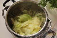 Фото приготовления рецепта: Постные капустные оладьи с манкой - шаг №4