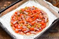 Фото приготовления рецепта: Пицца на слоёном корже с копчёным мясом, помидорами и маринованными огурцами - шаг №8