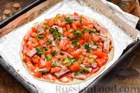 Фото приготовления рецепта: Пицца на слоёном корже с копчёным мясом, помидорами и маринованными огурцами - шаг №9
