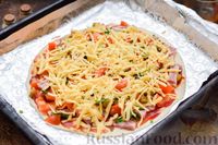 Фото приготовления рецепта: Пицца на слоёном корже с копчёным мясом, помидорами и маринованными огурцами - шаг №10