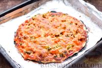 Фото приготовления рецепта: Пицца на слоёном корже с копчёным мясом, помидорами и маринованными огурцами - шаг №11