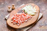 Фото приготовления рецепта: Слоёный салат с тунцом, крабовыми палочками, сыром и кукурузой - шаг №4