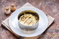 Фото приготовления рецепта: Слоёный салат с тунцом, крабовыми палочками, сыром и кукурузой - шаг №7