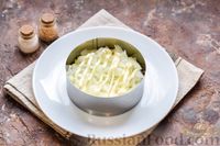Фото приготовления рецепта: Слоёный салат с тунцом, крабовыми палочками, сыром и кукурузой - шаг №9