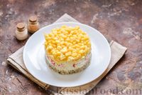Фото приготовления рецепта: Слоёный салат с тунцом, крабовыми палочками, сыром и кукурузой - шаг №16