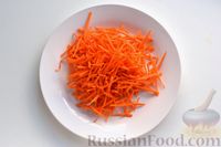 Фото приготовления рецепта: Морковно-яблочный салат с апельсиновым соусом - шаг №4