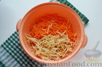 Фото приготовления рецепта: Морковно-яблочный салат с апельсиновым соусом - шаг №6