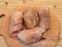 Фото приготовления рецепта: Куриные рулеты с сыром, курагой и грецкими орехами - шаг №6