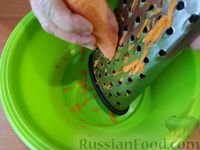 Фото приготовления рецепта: Новогодняя закуска из моркови и сыра на крекерах - шаг №2
