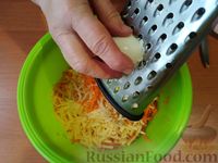 Фото приготовления рецепта: Новогодняя закуска из моркови и сыра на крекерах - шаг №5