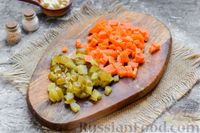 Фото приготовления рецепта: Салат с картофелем, сардинами, морковью и солёными огурцами - шаг №5