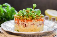 Фото к рецепту: Слоёный салат "Оливье" с грушей и ветчиной