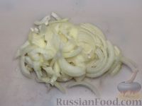 Фото приготовления рецепта: Картошка с куриной печенью и грибами (в духовке) - шаг №7
