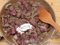 Фото приготовления рецепта: Картошка с куриной печенью и грибами (в духовке) - шаг №11